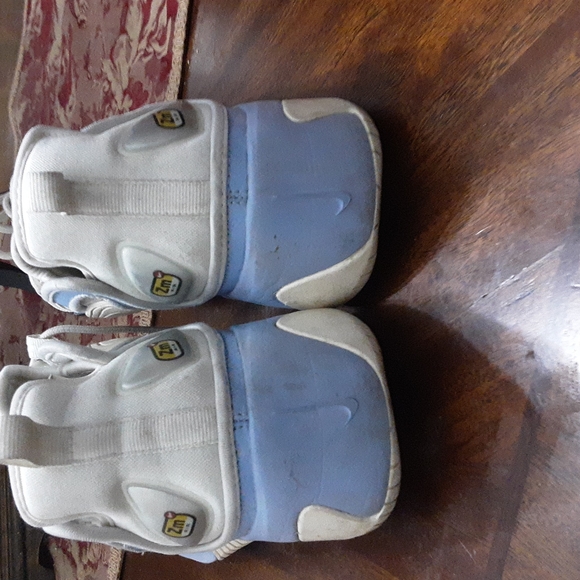 Tennis shoes - Picture 3 of 3